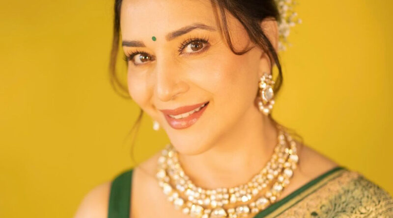 Madhuri Dixit lookalike मधु ने इंटरनेट पर मचाया हंगामा
