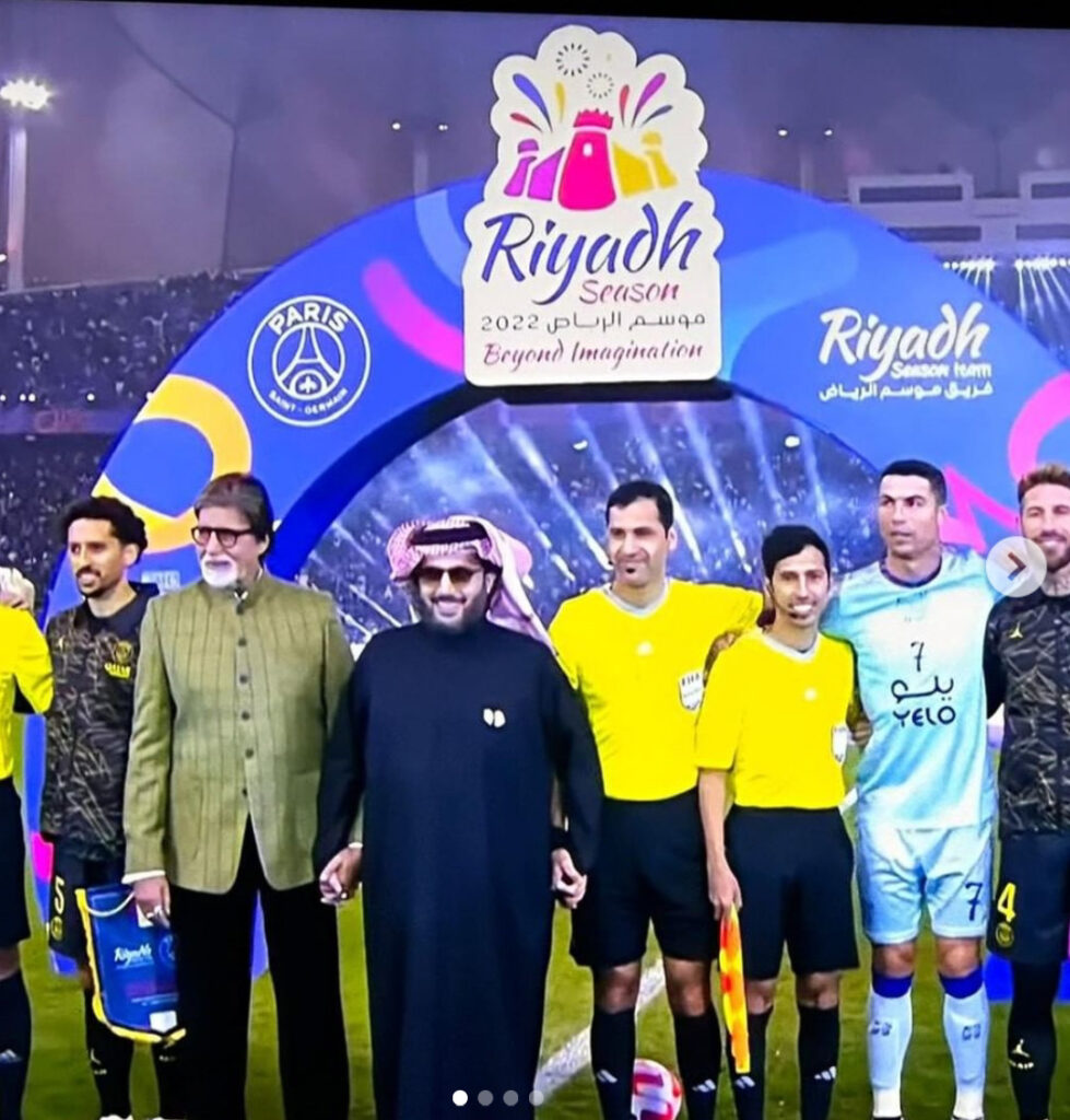 Amitabh Bachchan With Cristiano Ronaldo Lionel Messi Mbappe and Neymar in Riyadh: जब बॉलीवुड के शहंशाह अमिताभ बच्चन और फुटबॉल के दिग्गज खिलाडी रोनाल्डो मेसी एमबप्पे और नेमार एक मंच पर हों तो फैंस के लिए बहुत ख़ुशी की बात होती है। जी, हां अमिताभ बच्चन ने रियाद में फुटबॉल के दिग्गजों के साथ स्टेज साझा की है। जिसके वीडियो और फोटो खुद बिग बी ने अपने सोशल मीडिया प्लेटफार्म पार शेयर किए हैं।