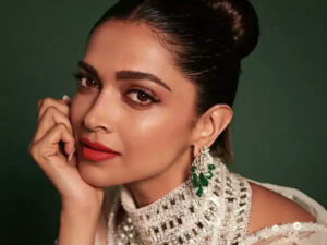 Pathaan Deepika:चेहरा छिपाकर थिएटर पहुंची दीपिका पादुकोण