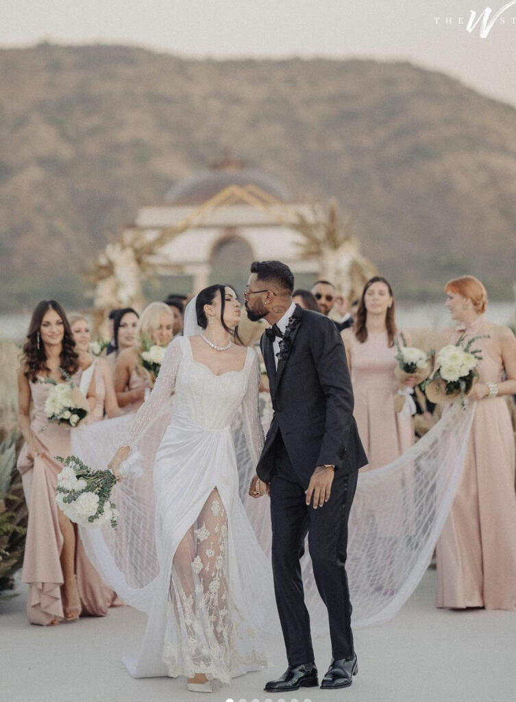 Hardik Pandya and Natasa Wedding: टिया इंडिया के क्रिकेटर हार्दिक पंड्या और मॉडल नतासा स्तानकोविक ने वेलेंटाइन डे के दिन शादी कर ली। ईसाई रीती रिवाज से शादी की रस्में राजस्थान के उदयपुर में निभाई गई। हार्दिक और नतासा ने शादी की तस्वीरें अपने सोशल मीडिया अकाउंट पर साझा की हैं।