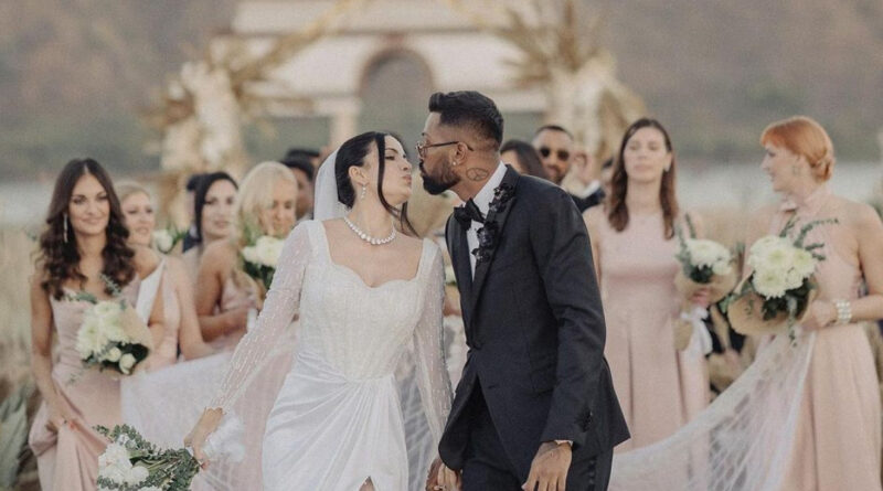Hardik Pandya and Natasa Wedding: टिया इंडिया के क्रिकेटर हार्दिक पंड्या और मॉडल नतासा स्तानकोविक ने वेलेंटाइन डे के दिन शादी कर ली। ईसाई रीती रिवाज से शादी की रस्में राजस्थान के उदयपुर में निभाई गई। हार्दिक और नतासा ने शादी की तस्वीरें अपने सोशल मीडिया अकाउंट पर साझा की हैं।