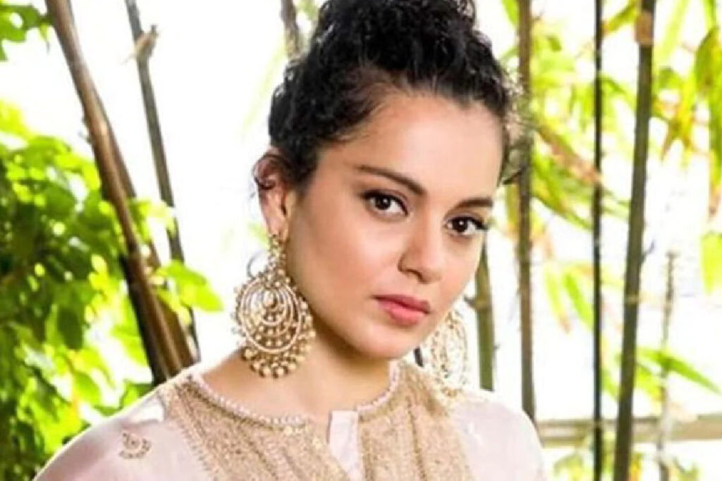 बॉलीवुड एक्ट्रेस कंगना रनौत ने अपनी अपकमिंग फिल्म 'चंद्रमुखी' के सेट पर अपने क्रू मेंबर्स के साथ होली खेली। इस दौरान का उनका एक वीडियो सामने आया है जिसमें एक्ट्रेस दौड़ दौड़ कर सभी को रंग लगाते हुए नजर आ रही है।