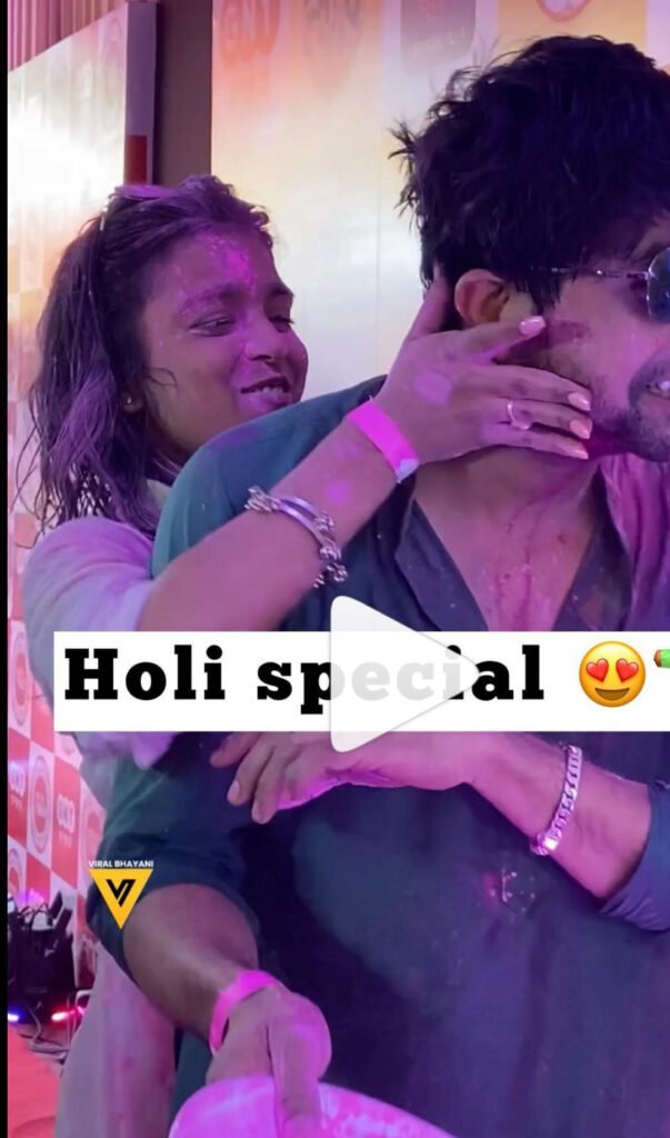 बिग बोस 16 फेम सुंबुल तौकीर खान ने अपने दोस्त और एक्टर फहमान खान के साथ होली का त्यौहार सेलिब्रेट किया। सुंबुल और फहमान का एक वीडियो सामने आया  है जिसमें दोनों खूब डांस करते हुए नजर आ रहे है।