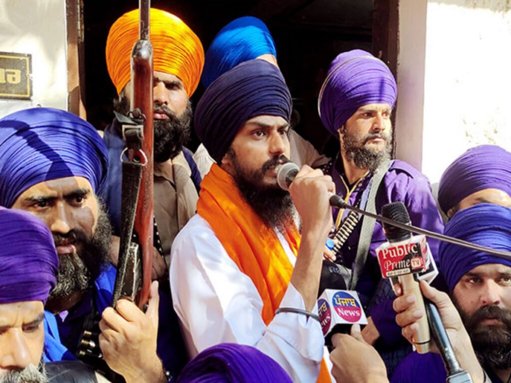 Absconder: अमृतपाल सिंह को पंजाब पुलिस ने भगोड़ा घोषित किया