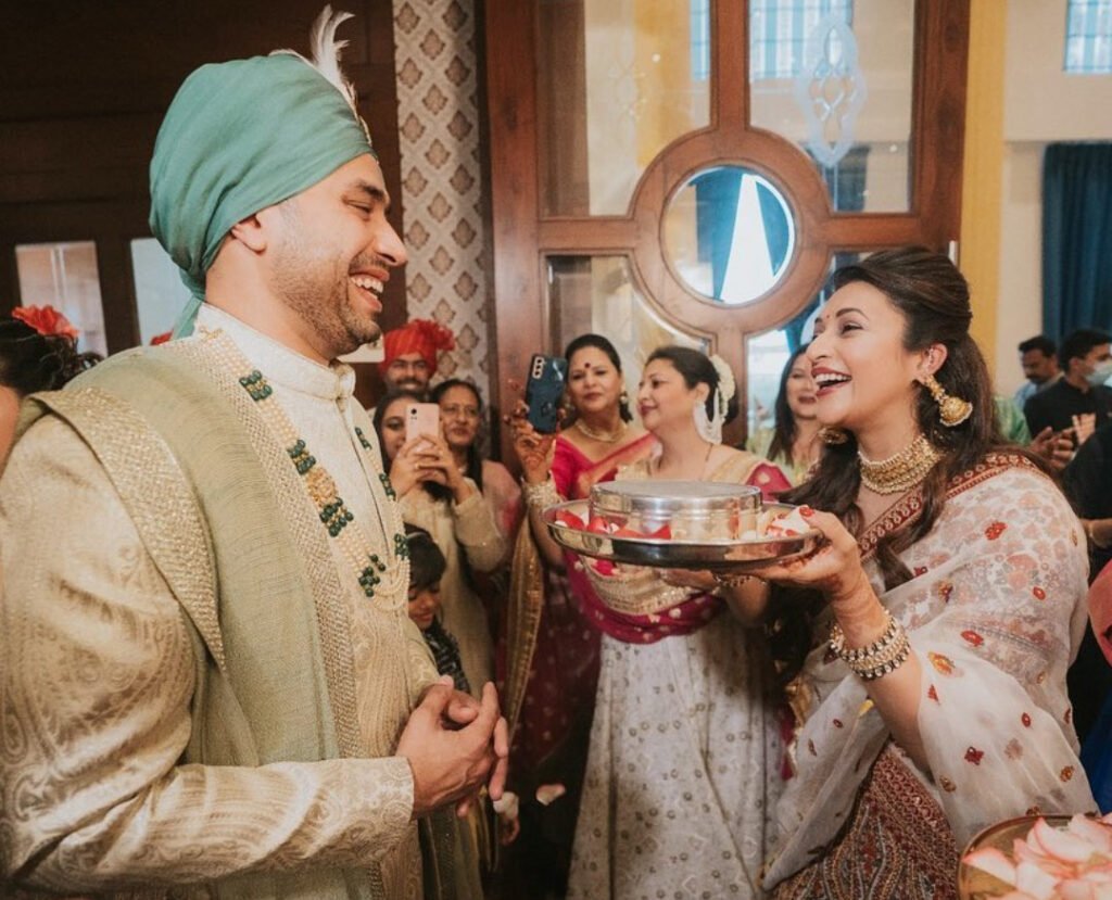 दिव्यांका त्रिपाठी की नन्द रिया दहिया शादी के बंधन में बंध चुकी है। हाल ही में उनकी शादी की कुछ तस्वीरें सामने आई है। इन तस्वीरों में दिव्यांका को खूब मस्ती करते हुए नजर आ रही है।