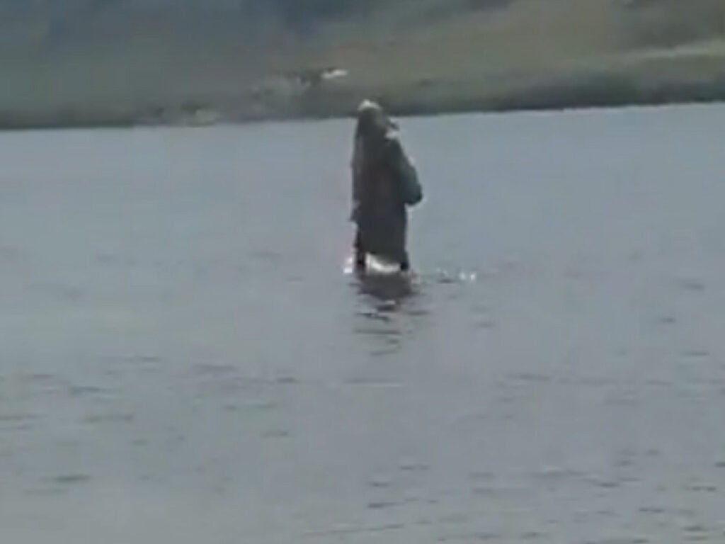 Superstition: कम पानी पर चलती हुइ महिला को नर्मदा माता समझ बैठे लोग