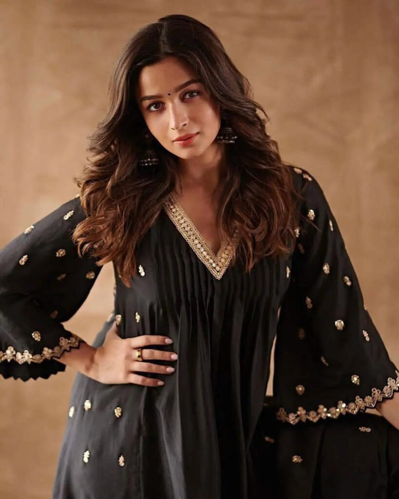 आलिया भट्ट ने अपनी माँ और बहन के साथ रानी मुखर्जी की फिल्म 'मिसेज चटर्जी वर्सेज नार्वे' देखी। यह फिल्म देखने के बाद आलिया ने रानी मुखर्जी की तारीफ की है। 