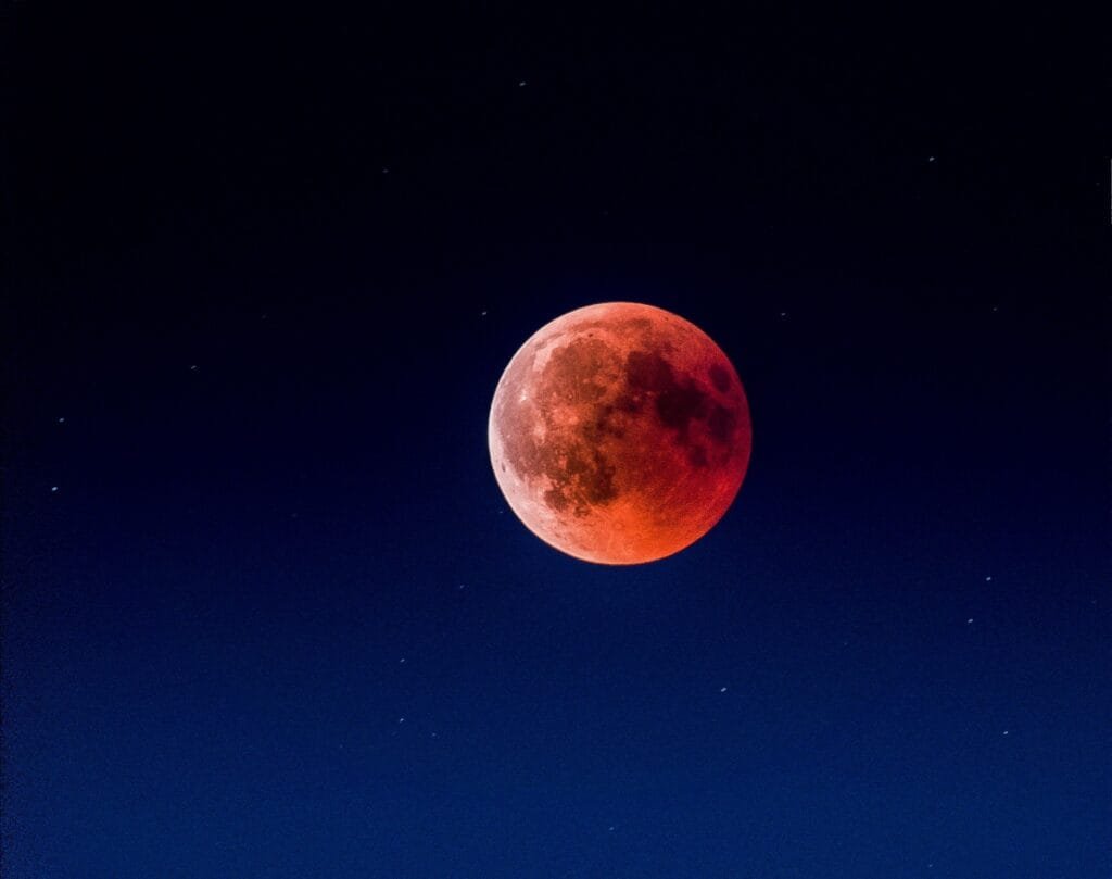 First Eclipse: शुक्रवार को लग रहा है साल का पहला चंद्रग्रहण