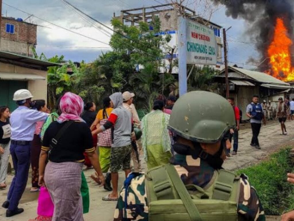 Indian Army in Manipur: महिलाओं की भीड़ के सामने मजबूर हुई सेना
