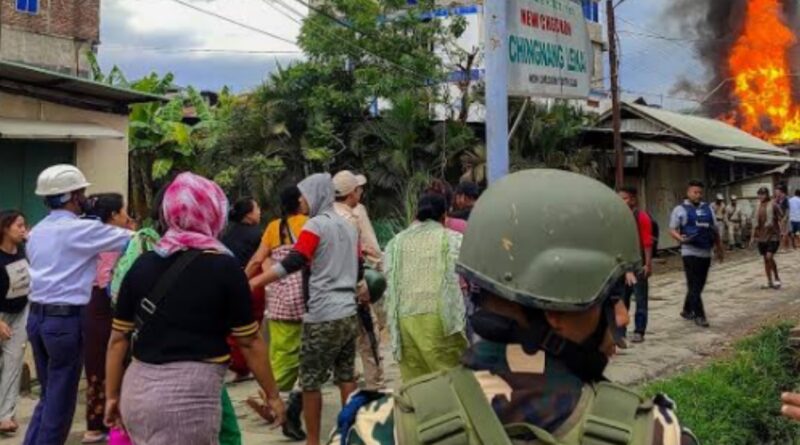 Manipur Violence: महिलाओं की भीड़ के सामने मजबूर हुई सेना, 12 उग्रवादियों को छोड़ा