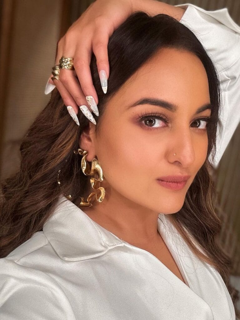 Actress Sonakshi Sinha नहीं बनना चाहती थीं अभिनेत्री