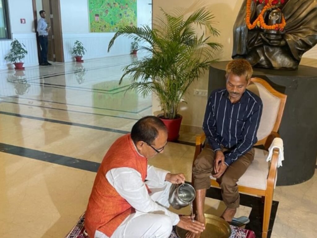 Dashmat Rawat के शिवराज सिंह चौहान ने धोए पैर
