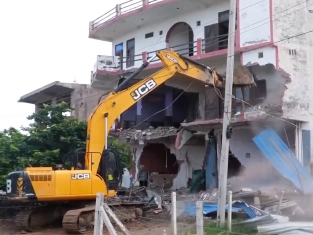 Nuhs Hotel: जिस होटल से हुई थी पत्थरबाजी, उस पर चला बुलडोजर