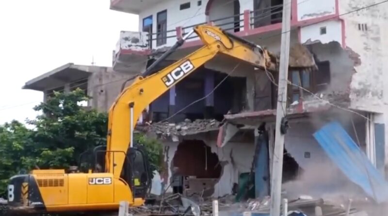 Nuhs Hotel: जिस होटल से हुई थी पत्थरबाजी, उस पर चला बुलडोजर