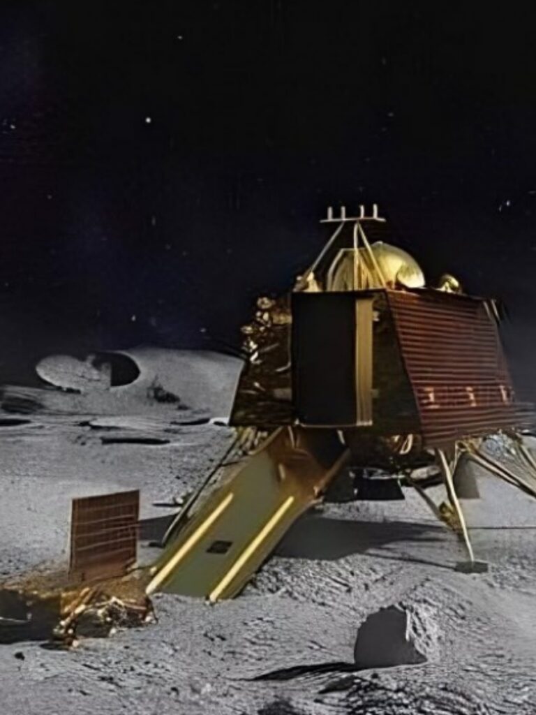 Pragyan Rover: लैंडिंग के बाद चांद की सतह पर बाहर निकला प्रज्ञान रोवर