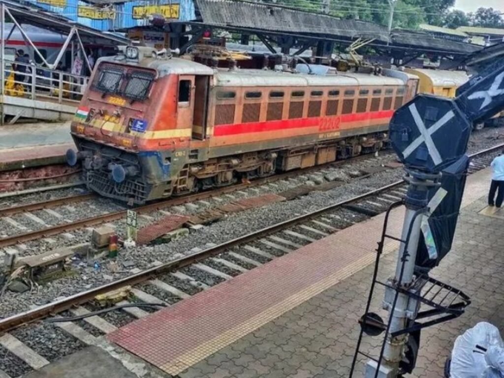 भारतीय रेलवे में निकली 5000 से अधिक नौकरियां, इतनी मिलेगी सैलरी