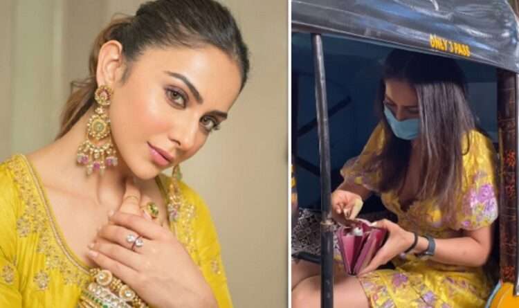 Rakul in auto: ऑटो में सफर करती दिखी रकुल प्रीत सिंह