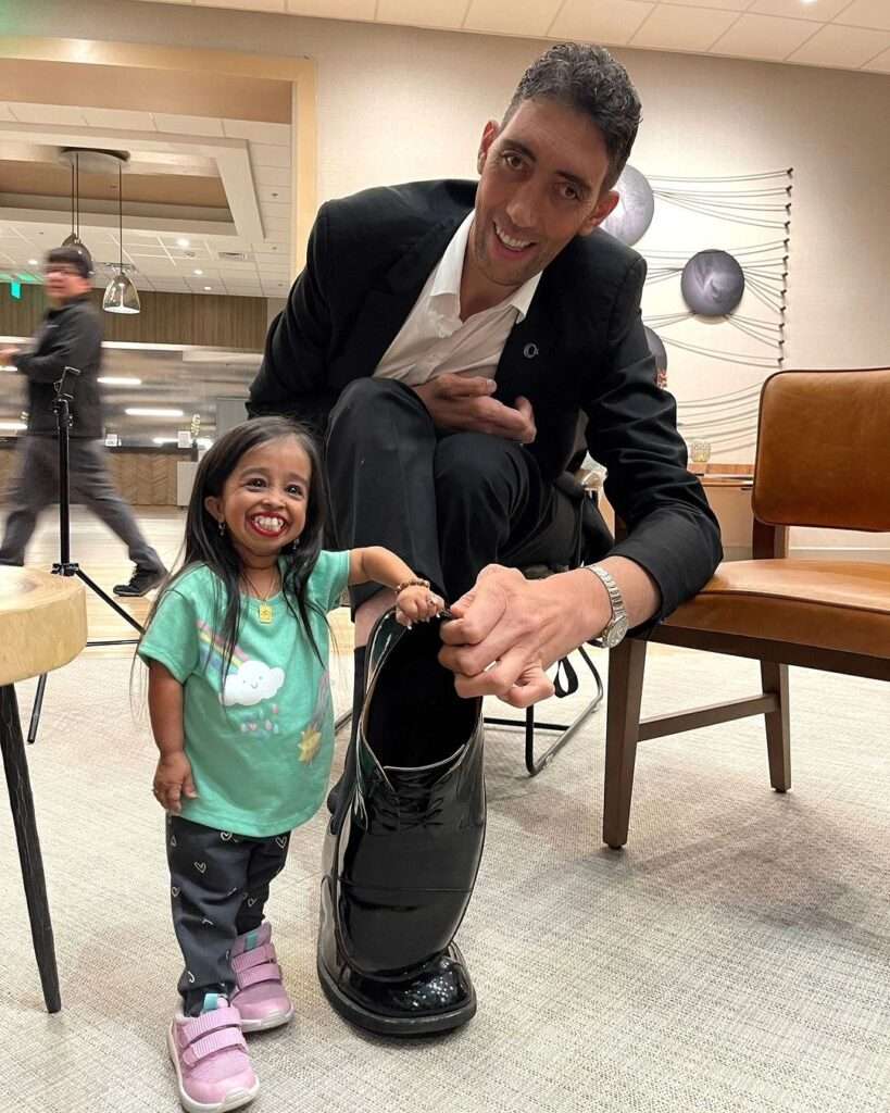 World's Tallest man and smallest woman