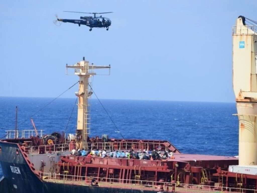 Somali Pirates: 35 सोमाली लुटेरों ने किया भारतीय नौसेना के सामने सरेंडर