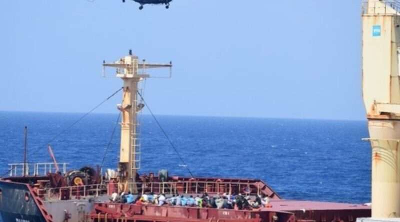 Somali Pirates: 35 सोमाली लुटेरों ने किया भारतीय नौसेना के सामने सरेंडर
