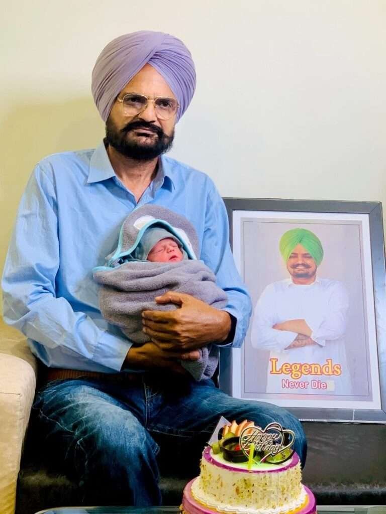 सिद्धू मूसेवाला की मां ने दिया बेटे को जन्म, पिता बलकौर सिंह ने दी ये खुशखबरी 1 Sidhu Birth: सिद्धू मूसेवाला की मां ने दिया बेटे को जन्म