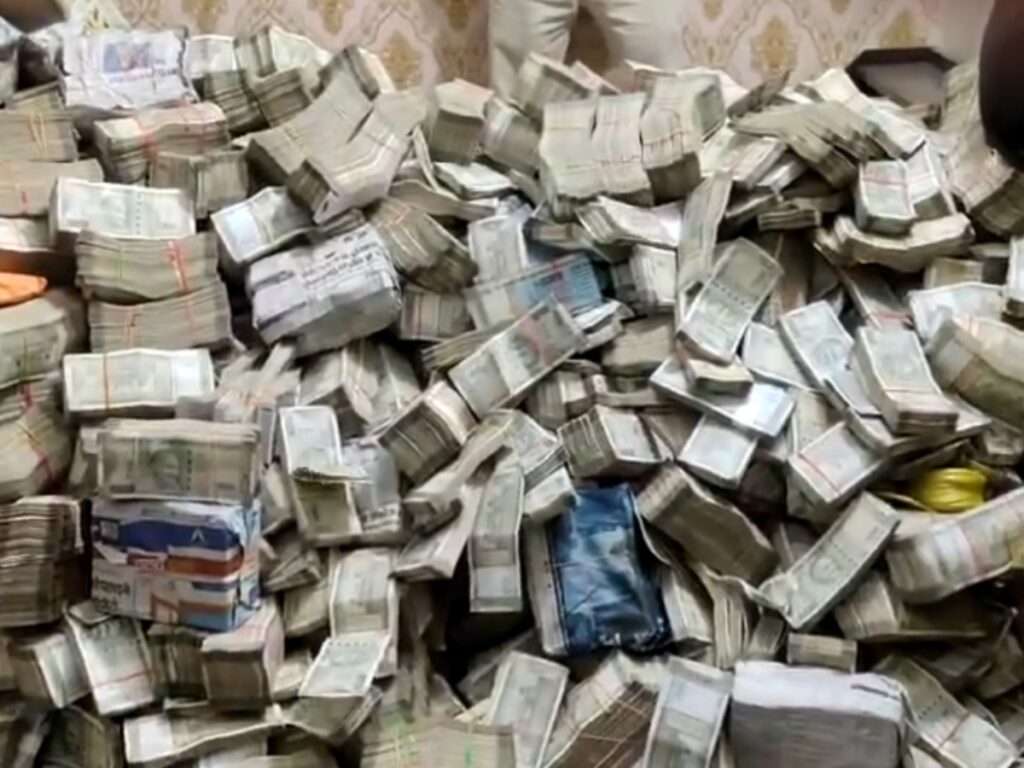 ED Raids In Jharkhand: मंत्री के नौकर के घर से मिला नोटों का पहाड़
