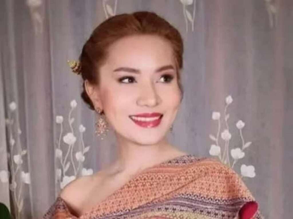 Mother Sex: सौतेले बेटे संग मां मना रही थी रंगरलियां, पति ने रंगे हाथों पकड़ा