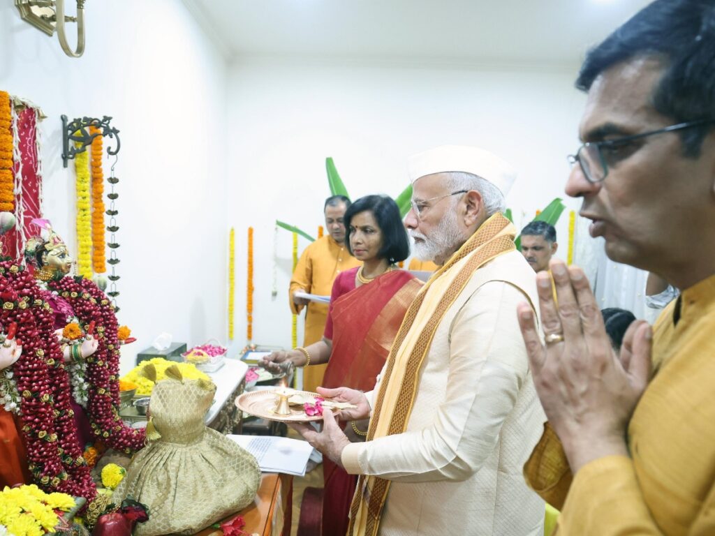 PM Narendra Modi CJI के आवास पर Ganpati puja में शामिल हुए