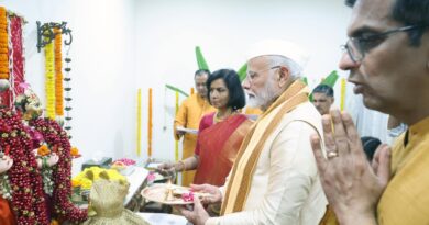 PM Narendra Modi CJI के आवास पर Ganpati puja में शामिल हुए