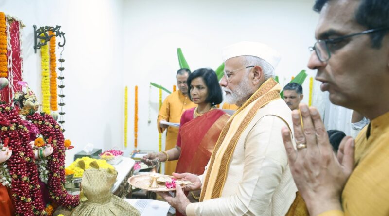 PM Narendra Modi CJI के आवास पर Ganpati puja में शामिल हुए