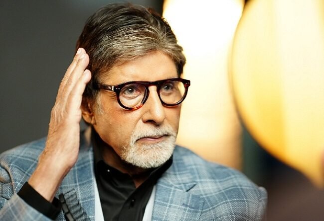 Amitabh Bachchan ने केबीसी के सेट से शेयर की तस्वीर, कहा- '82 के हो