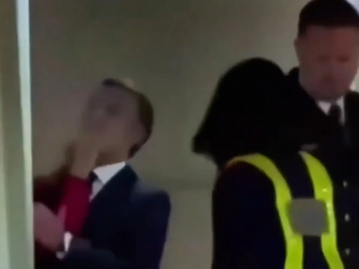 Macron wife: इमैनुएल मैक्रों को पत्नी ब्रिगिट ने सरेआम जड़ा थप्पड़ 