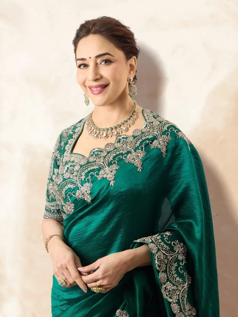 Madhuri Dixit 21: माधुरी दीक्षित ने शादी की सालगिरह मनाई