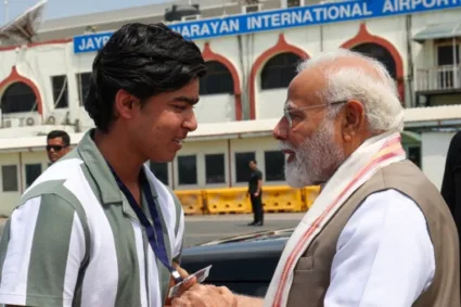 प्रधानमंत्री मोदी से मिले Vaibhav Suryavanshi, पटना एयरपोर्ट पर पैर छूकर लिया पीएम का आशीर्वाद 