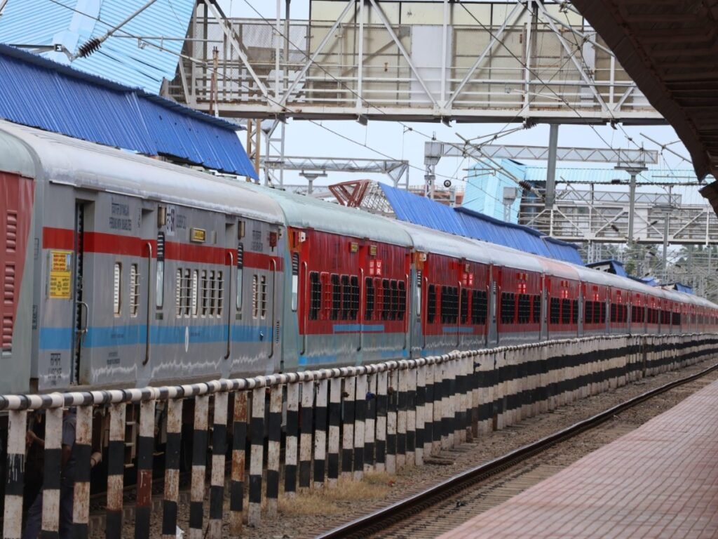 Gujarat Express ट्रेन से रेलवे पुलिस को मिले हीरे और सोने से भरे हुए 35 बैग