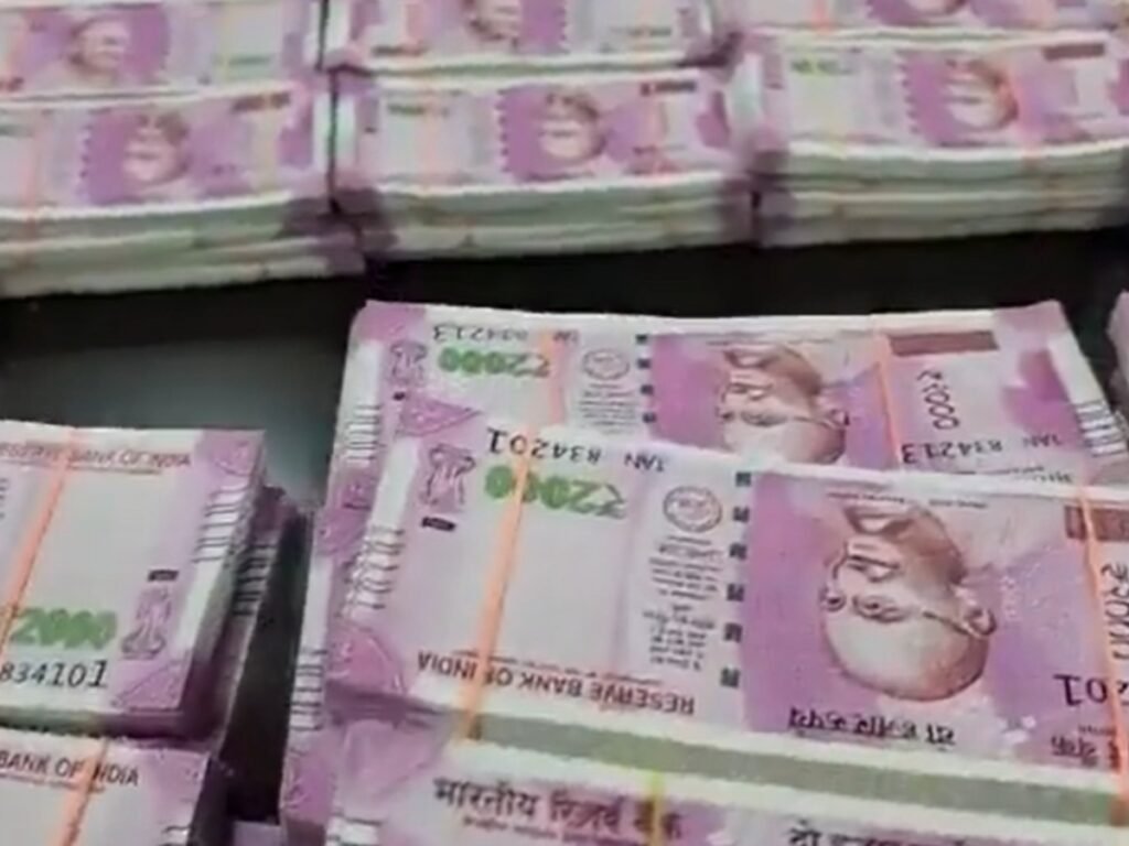 Deepak के खाते में आए 1अरब 13 लाख 55 हजार करोड़ रुपए ,जांच शुरू