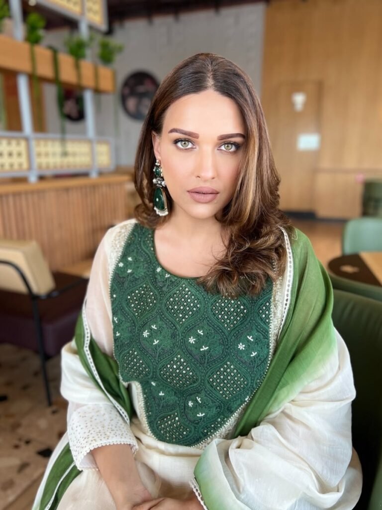 Himanshi Khurana की बॉल पर बल्लेबाज ने जड़ा छक्का