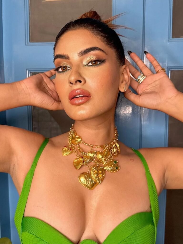 Karishma Sharma ने डर के मारे चलती ट्रेन से लगा दी छलांग