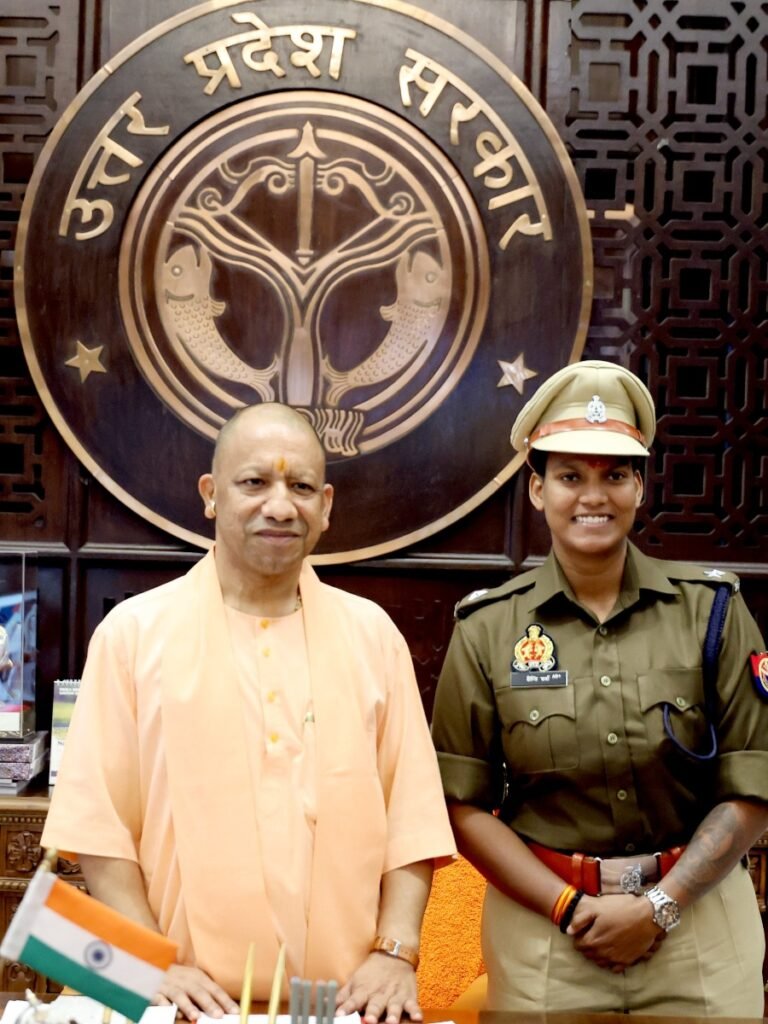 CM Yogi Adityanath met Cricketer Deepti Sharma