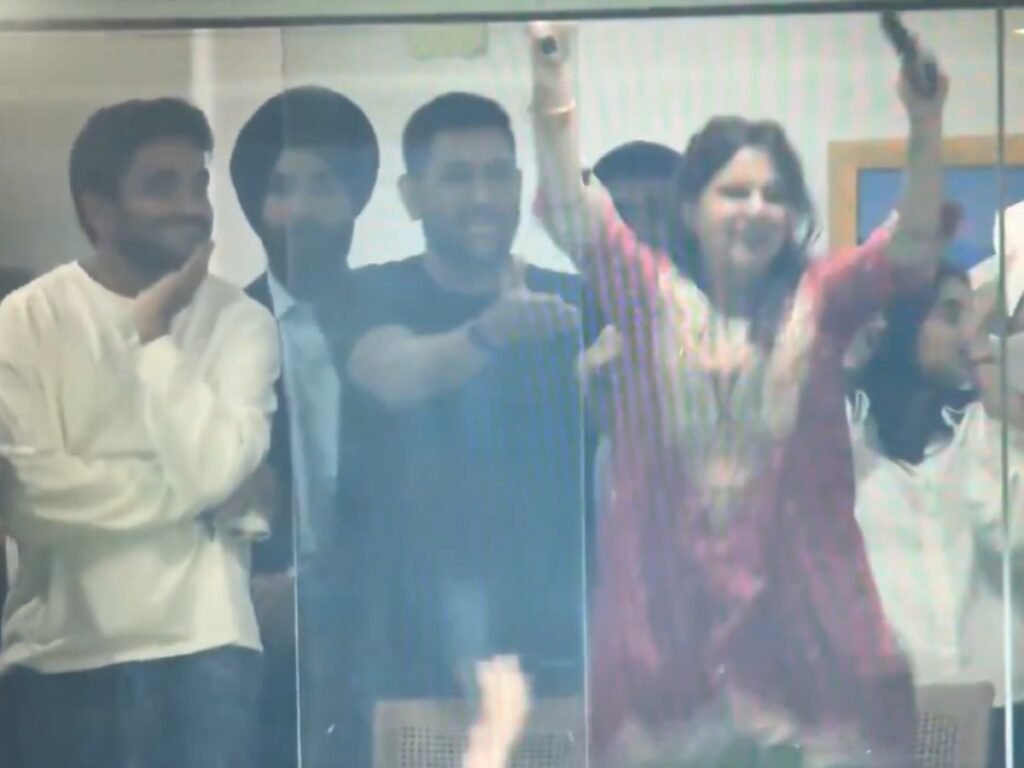 Sakshi Dhoni dances on bump catch