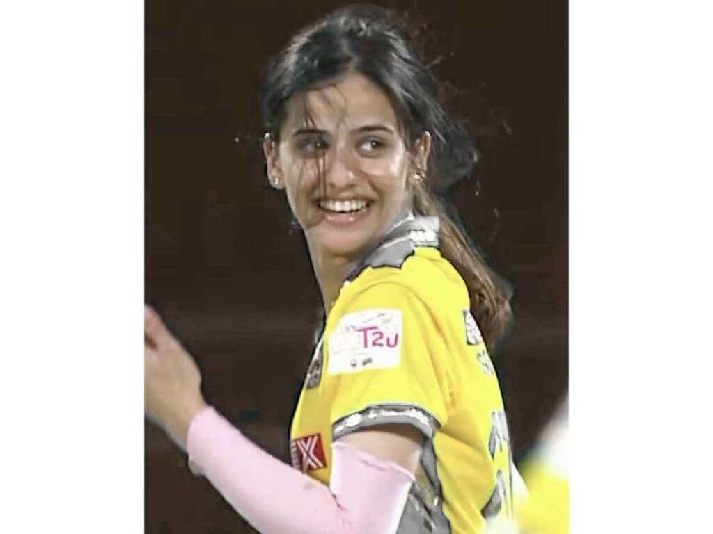 Medhavi Bidhuri, Female